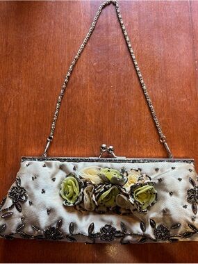 Elegant Ivory Beaded Flower Clutch with Silver Chain